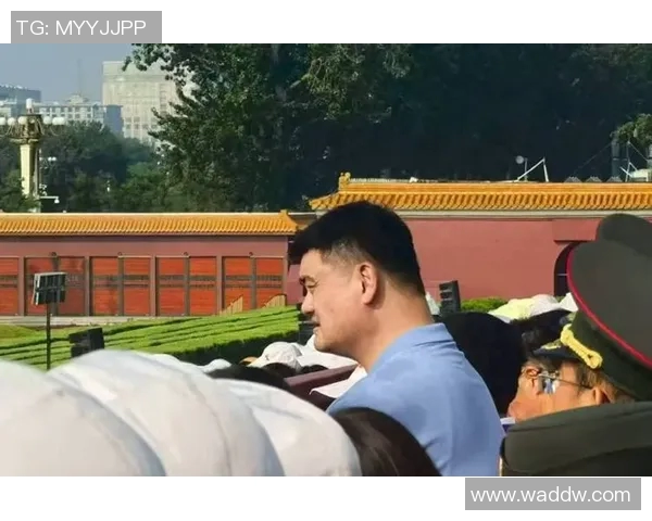 姚明回归赛场引发观众热烈欢呼全场齐声高喊他的名字