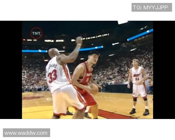 姚明在赛场上演惊天炸裂扣篮瞬间震撼全场引发热烈反响