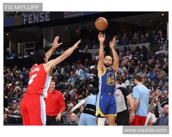 库里复出助勇士横扫雷霆，勇士强势登顶西部榜首